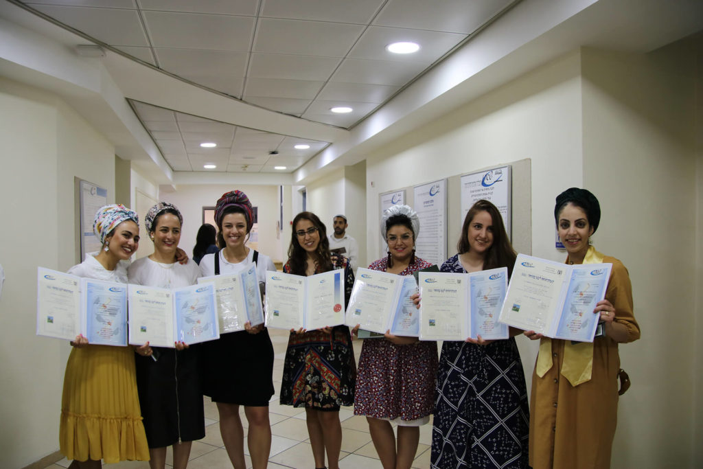 שבעה נשים מחזיקות תעודת סיום קורס