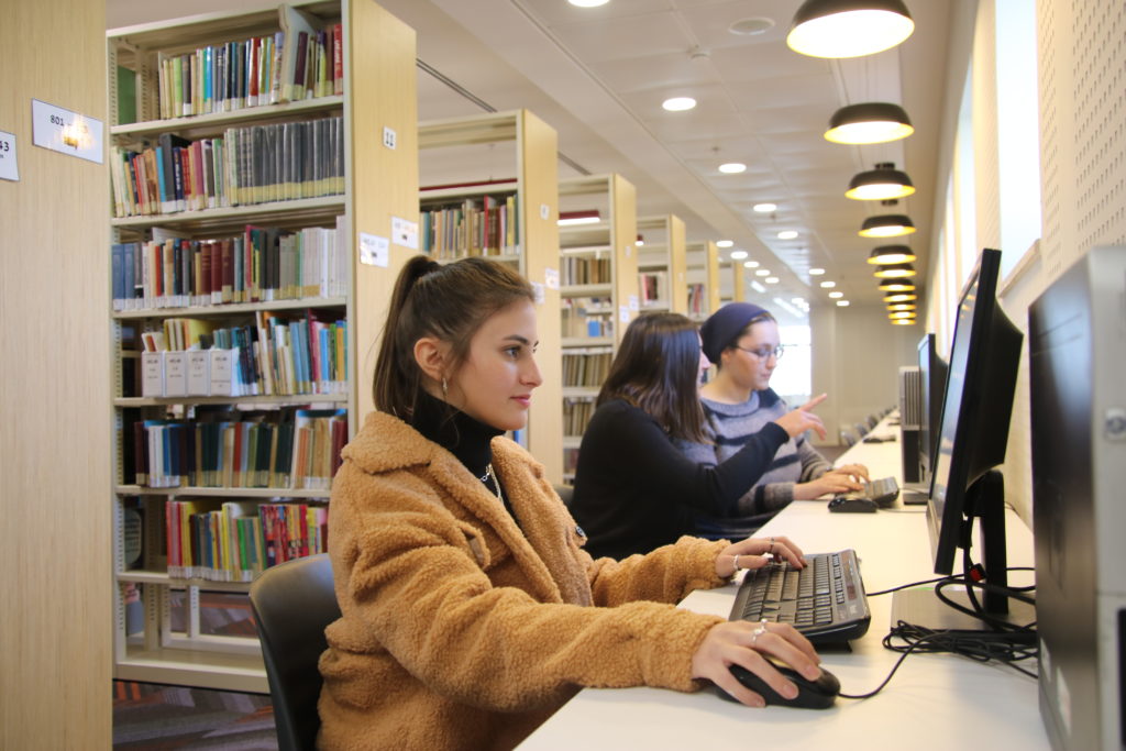 סטודנטיות לומדות באזור המחשבים בספרייה