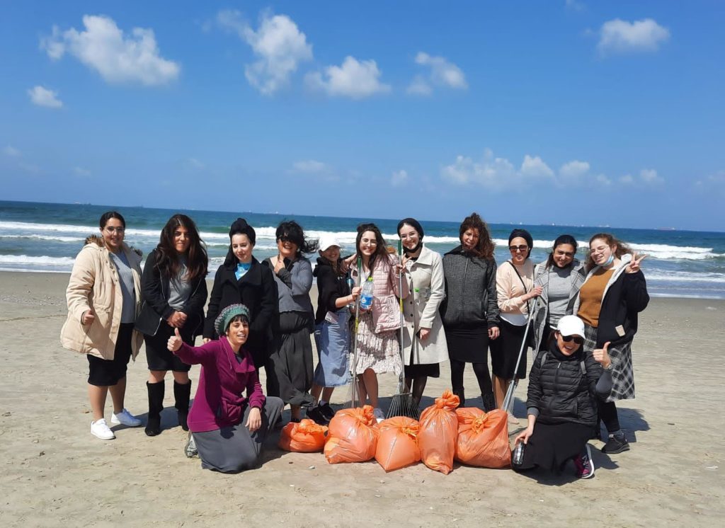 סטודנטיות בניקיון חוף הים בקרית ים במסגרת יום המעשים הטובים