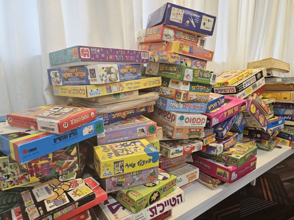 תמונה של עשרות משחקי קופסה שהמכללה תרמה למשפחות מפונים