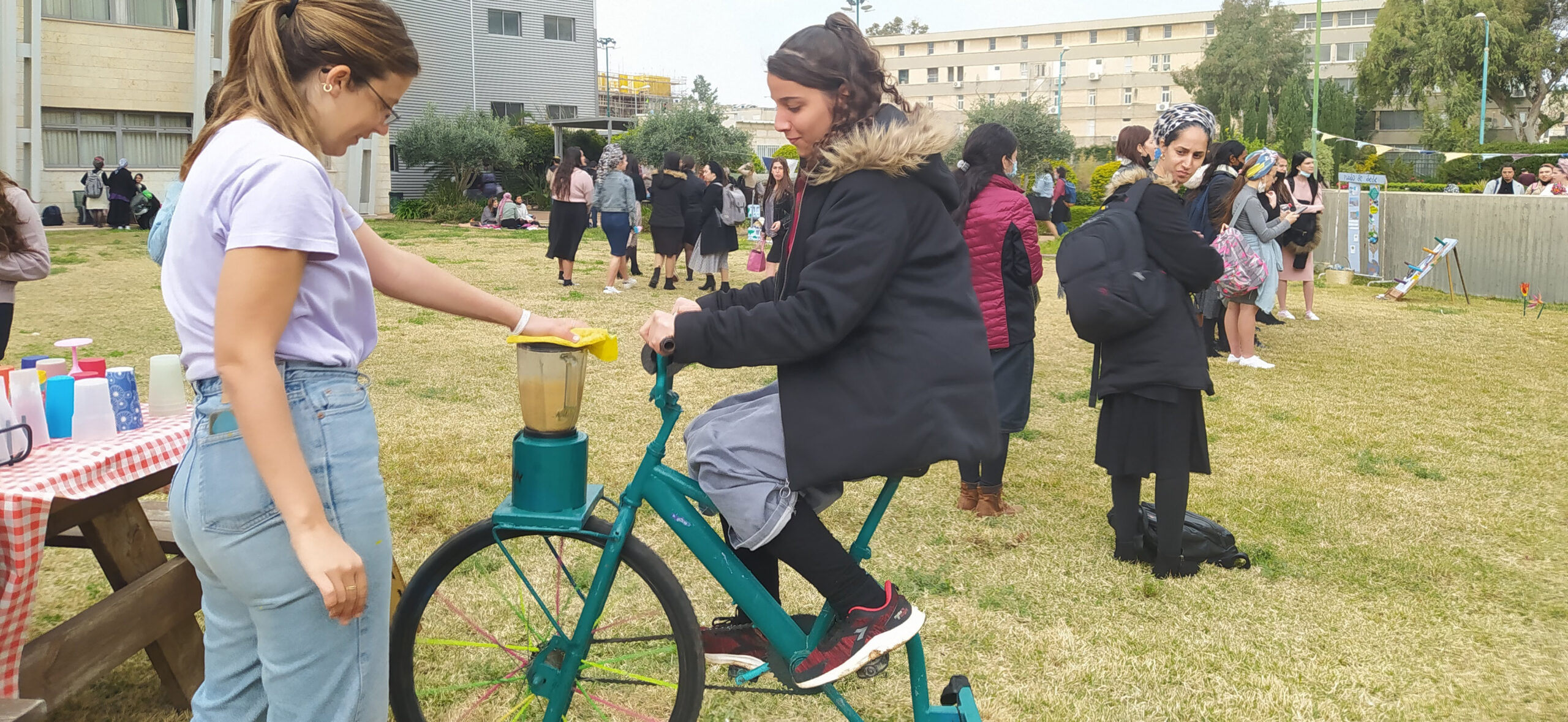 מכינים שייק על ידי אנרגיה קינטית (אנרגית תנועה)